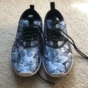 Nike sneakers size 7